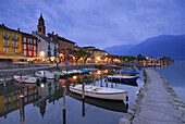 Boote im Hafen und Strandpromenade von Ascona, beleuchtet, Ascona, Lago Maggiore, Tessin, Schweiz