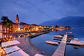 Boote im Hafen und Strandpromenade von Ascona, beleuchtet, Ascona, Lago Maggiore, Tessin, Schweiz