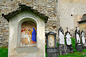 Kreuzwegstation und Grabsteine an Kirche in Rossura, Valle Leventina, Tessin, Schweiz
