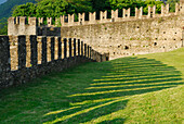 Zinnen der Wehrmauer der Burg Castello di Montebello in UNESCO Weltkulturerbe Bellinzona, Bellinzona, Tessin, Schweiz