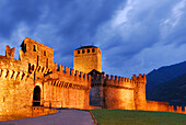 Beleuchtete Burg Castello di Montebello mit Zugbrücke in UNESCO Weltkulturerbe Bellinzona, Bellinzona, Tessin, Schweiz