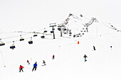 Skifahrer auf einer Piste, Sessellift im Hintergrund, Hintertux, Tirol, Österreich
