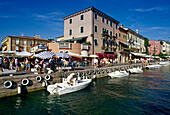 Motorboote im Hafen unter blauem Himmel, Lazise, Gardasee, Venetien, Italien, Europa