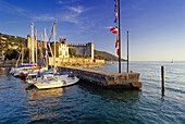 Skaligerburg am Hafen im Sonnenlicht, Torri del Benaco, Gardasee, Venetien, Italien, Europa