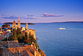 Blick auf die Kvarner Bucht und die Kirchtürme von Rab im Licht der Abendsonne, Insel Rab, Kroatische Adriaküste, Dalmatien, Kroatien, Europa