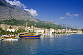 Blick auf den Hafen von Makarska im Sonnenlicht, Makarska Riviera, Kroatische Adriaküste, Dalmatien, Kroatien, Europa