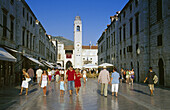 Fußgänger auf dem Stradun in der Altstadt von Dubrovnik, Kroatische Adriaküste, Dalmatien, Kroatien, Europa