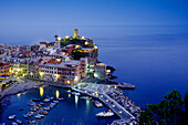 Blick auf Vernazza am Abend, Cinque Terre, Ligurien, Italienische Riviera, Italien, Europa