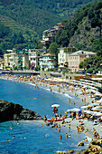 Menschen am Strand im Sonnenlicht, Monterosso al Mare, Cinque Terre, Ligurien, Italienische Riviera, Italien, Europa