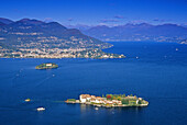 Blick über den Lago Maggiore mit den Borromäischen Inseln Isola Madre und Isola Bella, Lago Maggiore, Piemont, Italien, Europa