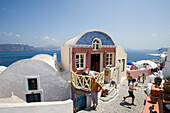 Menschen in der Meteor Bar und Restaurant im Sonnenlicht, Oia, Santorin, Kykladen, Griechenland, Europa