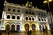 Vista nocturna de la estación central de ferrocarril en Lisboa