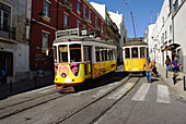 Lisboa. Tranvías en el barrio de Alfama