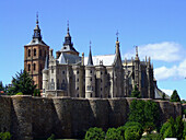 Palacio Episcopal encargado a Gaudí en Astorga (León). De estilo modernista, acabado en 1961. Se dice que inspiró el palacio de Disney. En primer término, las murallas. Alberga el museo del Camino de Santiago