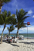 Urlauber am Strand, Windsurfer im Hintergrund, Playa El Yaque, Isla Margarita, Nueva Esparta, Venezuela