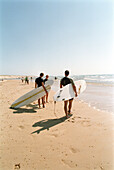 Surfer am Strand, Moliets, Aquitanien, Frankreich