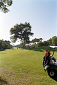 Golfplatz mit Fahrzeug, Moliets, Aquitanien, Frankreich