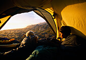 Trekker in einem Zelt, Grönland