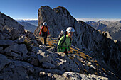 Women on the Mittenwalder Klettersteig, Mittenwalder Hoehenweg, Fixed rope climbing, Karwendel mountain, Mittenwald, Upper Bavaria, Bavaria, Germany