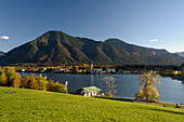 Blick über Tegernsee auf Rottach-Egern, Oberbayern, Bayern, Deutschland, Europa