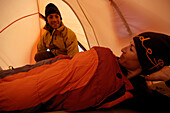 Paar im Zelt, Campen im Winter am Hochgrat, Allgäuer Alpen, Bayern, Deutschland, Europa