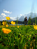 Paar beim Wandern am Lautersee, Blick auf Karwendelgebirge, Mittenwald, Werdenfelser Land, Oberbayern, Bayern, Deutschland, Europa