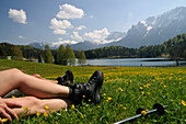 Wanderer am Lautersee, beim Rasten, Blick auf Karwendelgebirge, Mittenwald, Werdenfelser Land, Oberbayern, Bayern, Deutschland, Europa
