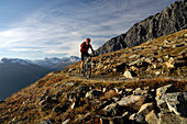 Mann fährt mit dem Mountainbike, Mountainbiken, MTB, Mountainbike Tour nahe Davos, Plessur Alpen, Graubünden, Schweiz