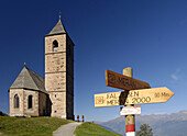 Zwei Mountainbiker bei Kirche St Kathrein, Hafling, Trentino-Südtirol, Italy