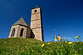 Wanderer neben einer Kirche unter blauem Himmel, Südtirol, Italien, Europa