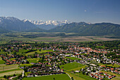 Luftaufnahme der Stadt Murnau und Blick auf das Wettersteingebirge, Bayern, Deutschland, Europa