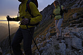 Bergwanderer beim Abstieg von der Klammspitze, Bayern, Deutschland