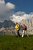 Wanderer mit Wanderstöcken in den Bergen, Wilder Kaiser, Tirol, Österreich, Europa