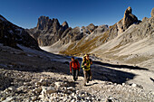 Wanderer in den Bergen unter blauem Himmel, Val di Fassa, Rosengarten, Dolomiten, Südtirol, Italien, Europa