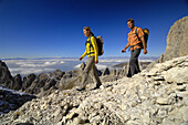 Paar beim Bergwandern, Rosengarten, Dolomiten, Trentino-Südtirol, Italien