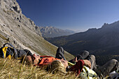 Paar rastet auf einer Bergwiese, Fassatal, Dolomiten, Trentino-Südtirol, Italien
