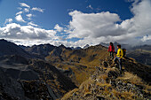 Wanderer in den Bergen betrachten die Aussicht, Tessin, Schweiz, Europa