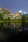 Blick über einen Fluss auf die Yosemite Falls, Yosemite Nationalpark, Kalifornien, Nordamerika, Amerika