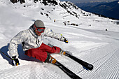 Skifahrer auf verschneiter Skipiste im Sonnenlicht, Zillertal, Tirol, Österreich, Europa