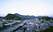 Blick auf Salzburger Dom, Domplatz, Festung Hohensalzburg und Salzach, Fluss, Salzburg, Österreich