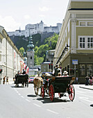 Fiaker, Pferdekutscher und Blick auf Festung Hohensalzburg, Innenstadt, Salzburg, Österreich