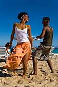 Junges Paar tanzt Salsa am Strand, Playas del Este, Havanna, Ciudad de La Habana, Kuba