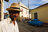 Alter Mann raucht Zigarre, Trinidad, Sancti Spiritus, Kuba