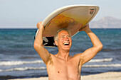 Adult, Adults, beach, beaches, Board, Boards, Caucasian, Caucasians, Color, Colour, Contemporary, Daytime, exterior, Exuberance, Exuberant, Fit, Gray-haired, Grey hair, Grey haired, Grey hairs, Grey-haired, happiness, happy, Head & shoulders, Head and sho