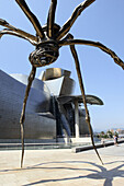 Maman sculpture by Louise Bourgeois in front of the Guggenheim Museum by F.O. Gehry, Bilbao. Biscay, Basque Country, Spain