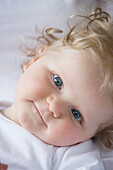 7-12 Monate, Baby, Babys, Blauäugig, Blaue Augen, Blick Kamera, Blond, Eine Person, Eins, Farbe, Gesicht, Gesichter, Innen, Kind, Kinder, Kindheit, Kleinkind, Kleinkinder, Mensch, Menschen, Nahaufnahme, Nahaufnahmen, Portrait, Portraits, Porträt, Porträts