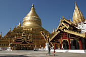 SHWEZIGON PAGODA, BAGAN, BURMA