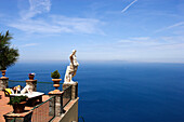 Eine Frau liegt lesend auf einer Terrasse mit Meerblick, Capri, Italien, Europa