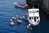 Menschen in Booten vor der Felsküste, Capri, Italien, Europa