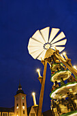 Weihnachtspyramide auf dem Weihnachtsmarkt, Freiberg, Erzgebirge, Sachsen, Deutschland